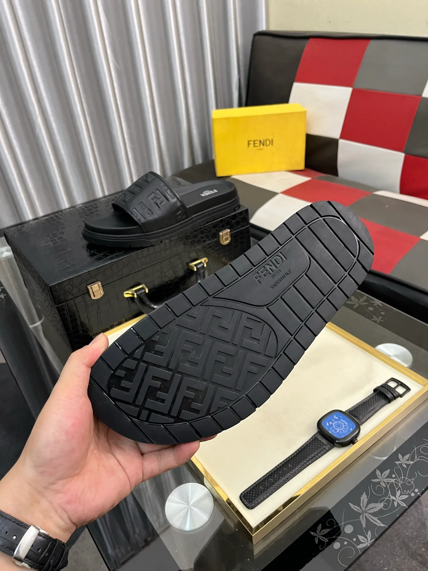 Men's men's shoes💰320⌚️⌚️FENDI Fendi slippers and sandals are shipped💄How can this summer be without the blessing of little monsters💄Original imported special hardware decorative pattern➕Original private model outsole! Details determine success or failure, good quality is not afraid of magnifying details! It feels super comfortable on your feet! This summer you need a pair of trendy, cool and comfortable sandals👣 Standard size: 38-443️⃣Colors available